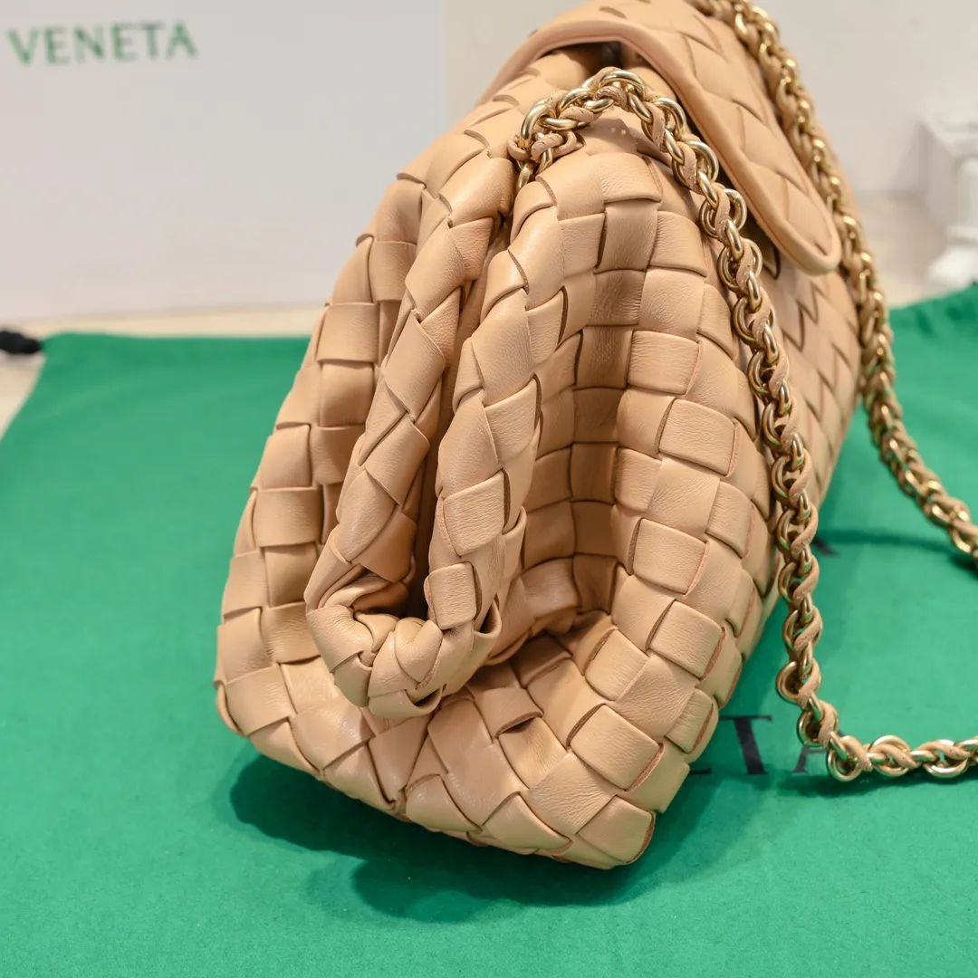Batch 2260 Bitters Venetia 2024 summer series brings Lauren 1980 handbags back to the public eye. The design of the bag is inspired by ancient Roman architecture. It uses the brand's iconic Intrecciato lambskin woven bag body with a hard frame. No logo can be seen on the whole bag. It is equipped with a leather woven metal chain. When using it as a clutch, just put the chain directly in the bag ~ showing an elegant and timeless style. Decades later, when Lauren Hutton once again walked on the Bottega Venetia spring and summer show with this bag, the charm of the year still remains intact despite the passage of time. Size: 31.5*16.5*11 Style number: 5807#